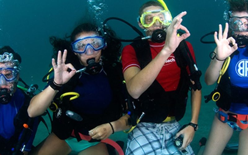 Students diving with Broadreach teen diver tips