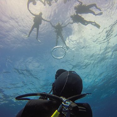 Diver blowing air rings on padi owsi course summer program