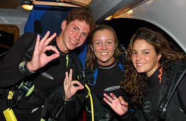 Teens ready to diving in the red sea on advanced scuba program