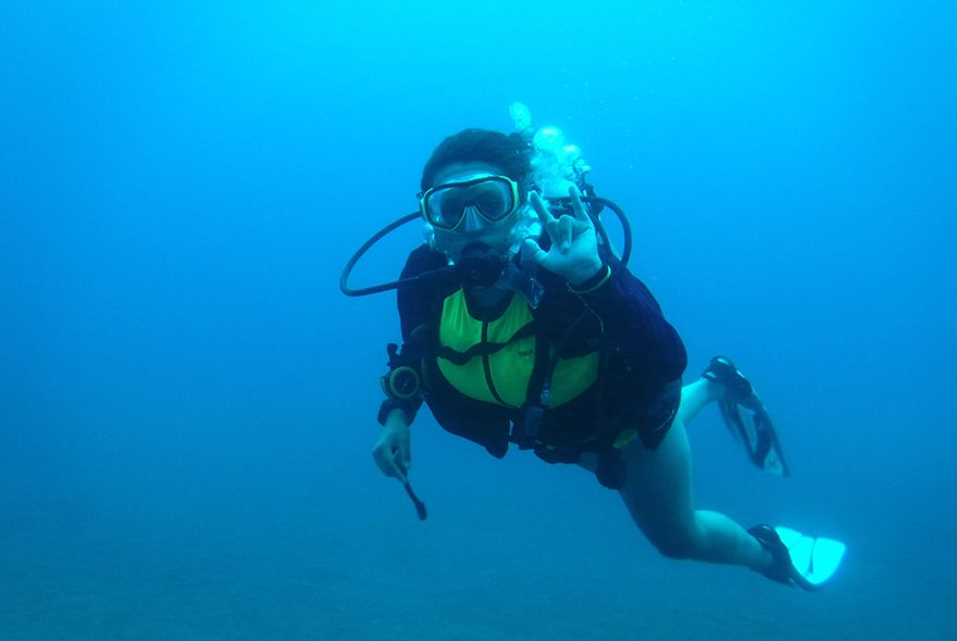 high school student assist in coral research on Curacao summer marine biology trip