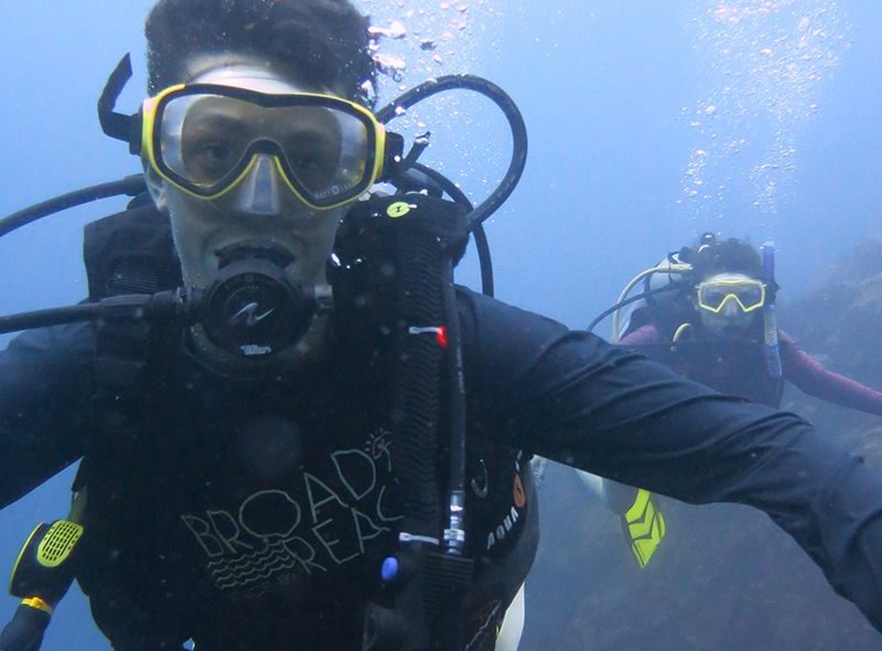 padi instructor course students diving on scuba internship summer program