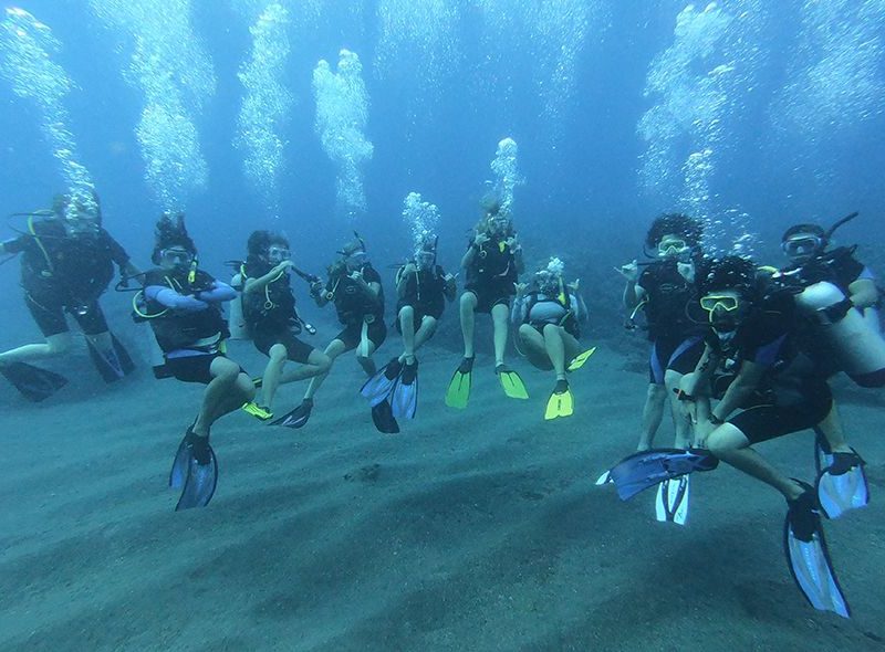 Teen scuba divers on Broadreach scuba dive voyage