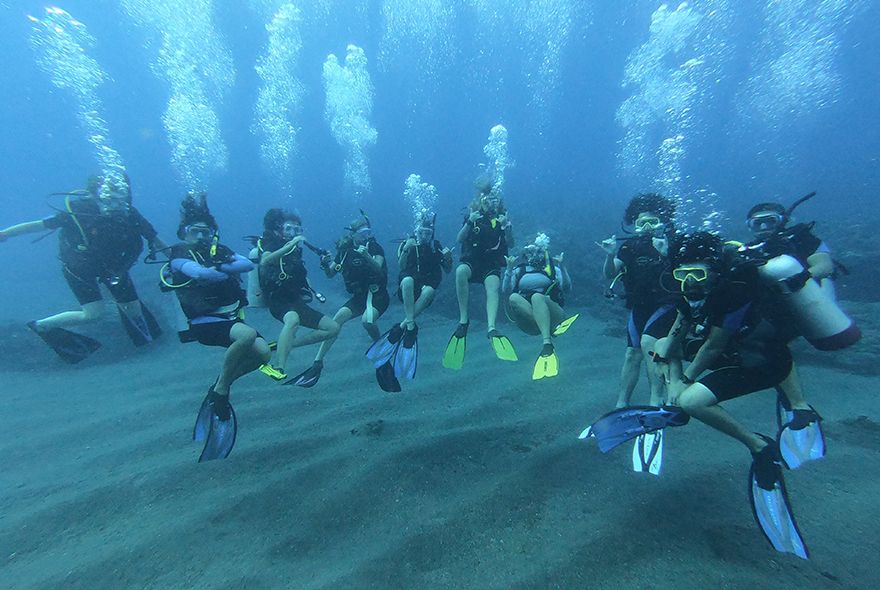 Teen scuba divers on Broadreach scuba dive voyage