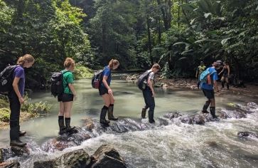 high school students in Costa Rica on sea turtle and marine conservation program