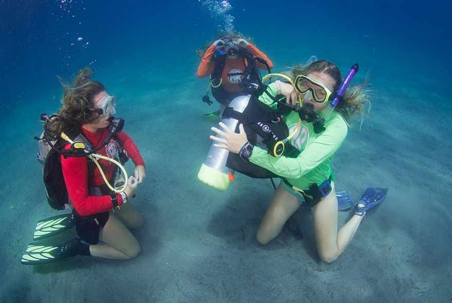 Instructor student teaching skills on summer padi instructor course