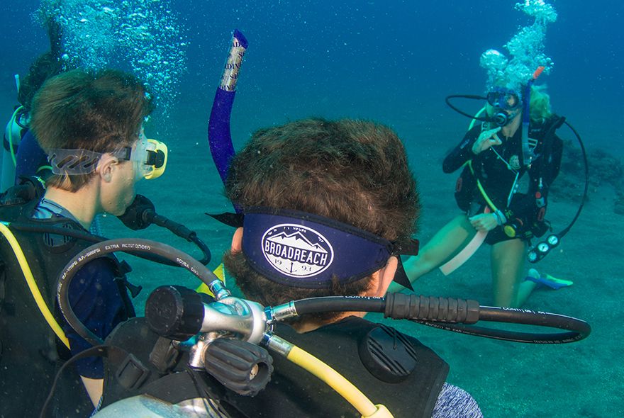 Instructor students practicing skills on scuba internships abroad