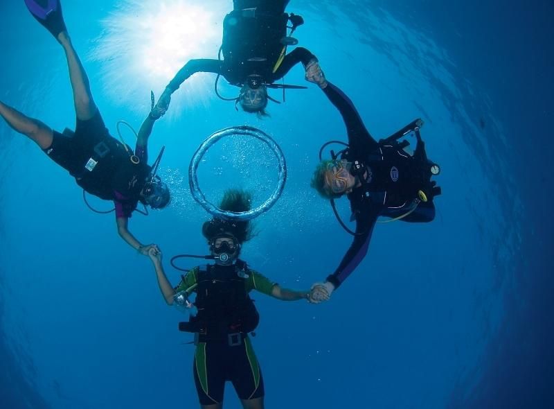 Teen scuba divers make dive circle on scuba summer camp