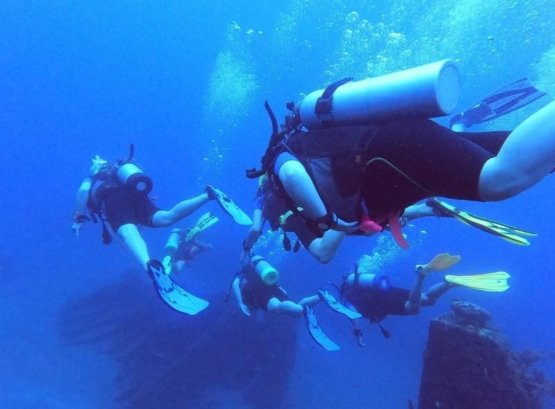group of teens underwater at scuba diving camp in the Caribbean