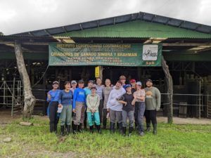 Broadreach instructor and Veterinarian Dr. Daniel Carreno with high school students on Costa Rica vet adventure