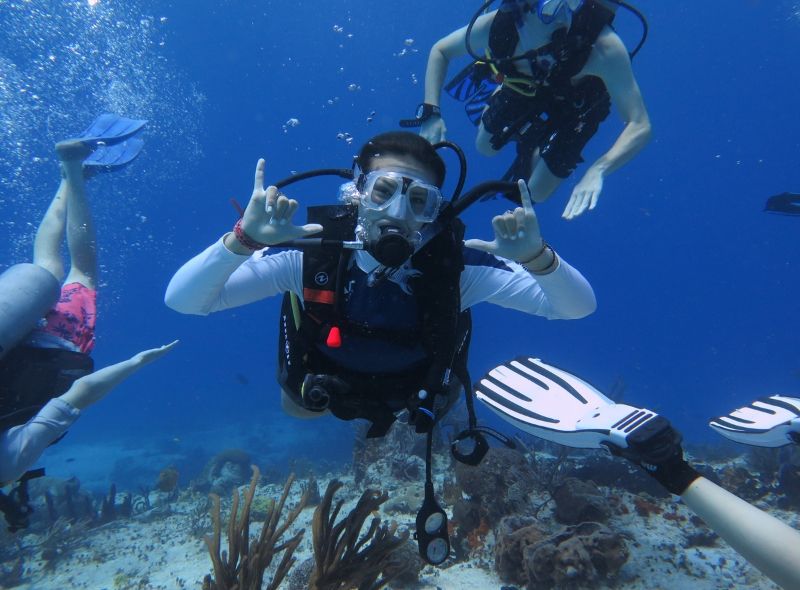 High school students dive with coral in Mexico on summer program