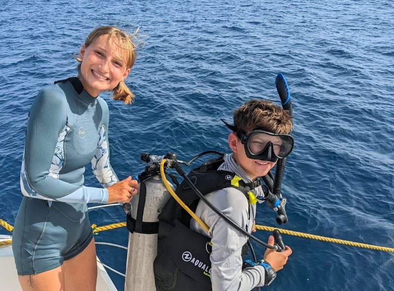 scuba instructor works with middle school student at summer scuba camp