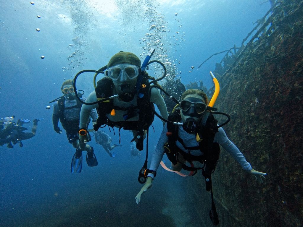 High school students dive Chien Tong wreck off Statia (St Eustatius)